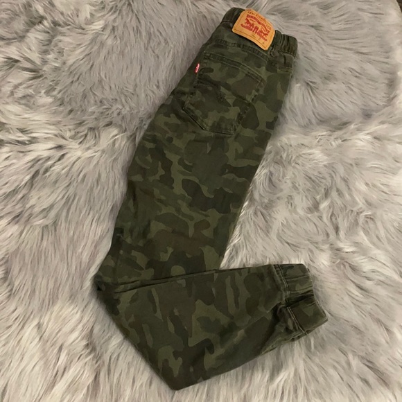 Levi's Other - Levi’s joggers boys 14 REG 27x29 in camouflage